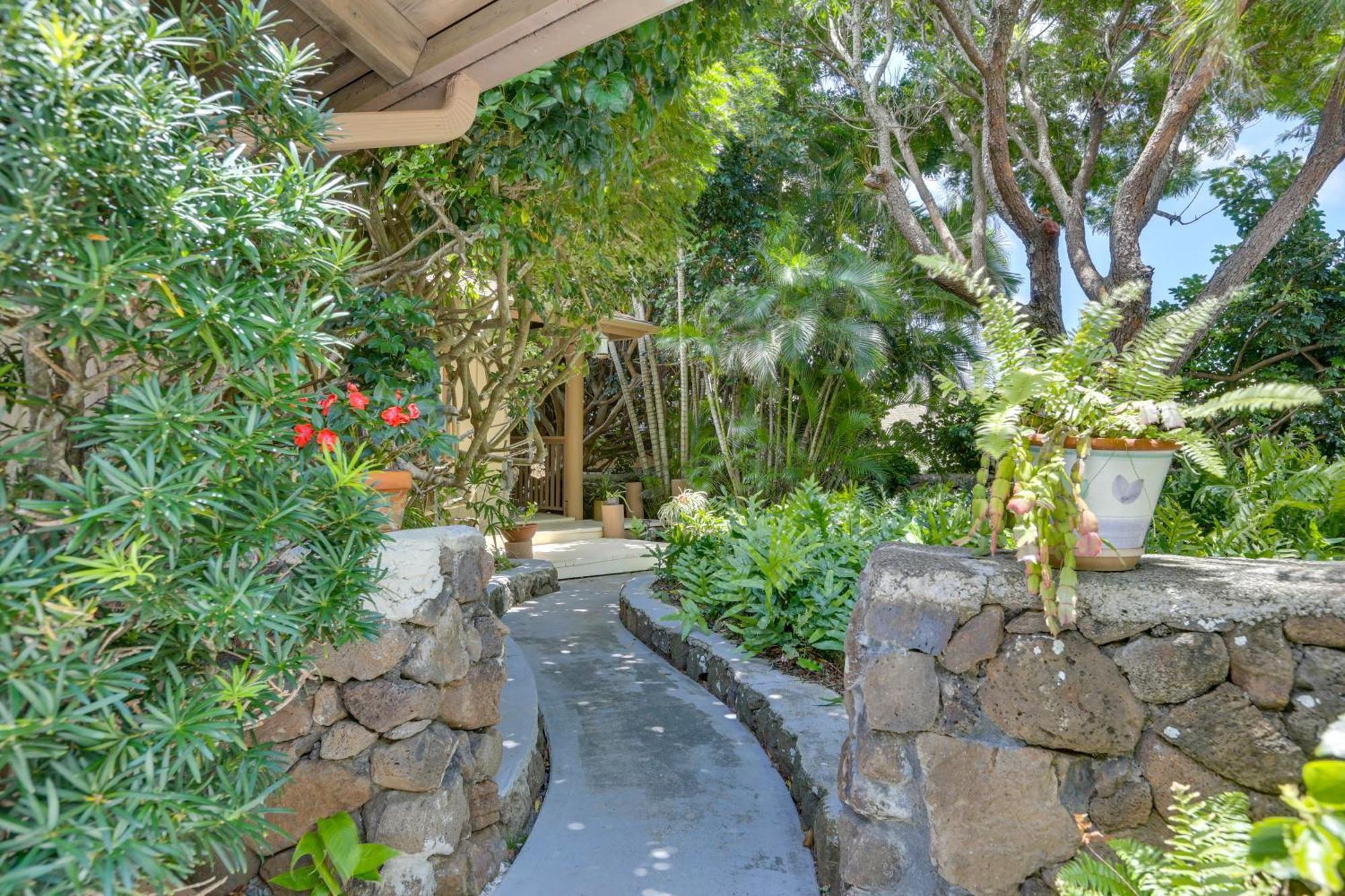 Cozy Honolulu Retreat With Pool Access, Near Beaches Waimanalo Exterior photo